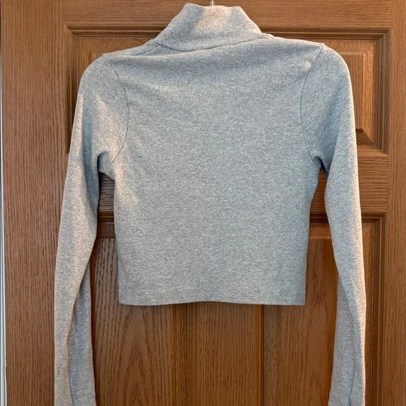 Brandy Melville Light Gray Zip-Up Crop Top - Picture 3 of 3